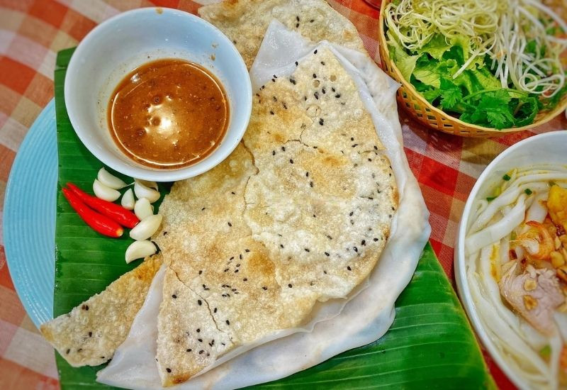 Bánh đập giòn mềm ăn kèm mắm nêm (Ảnh: Sưu tầm)